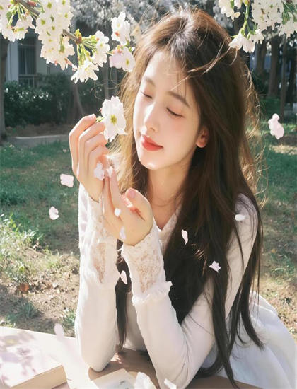 《秘密之城》色彩运用解析引人入胜的：色调选择与情绪表达分析